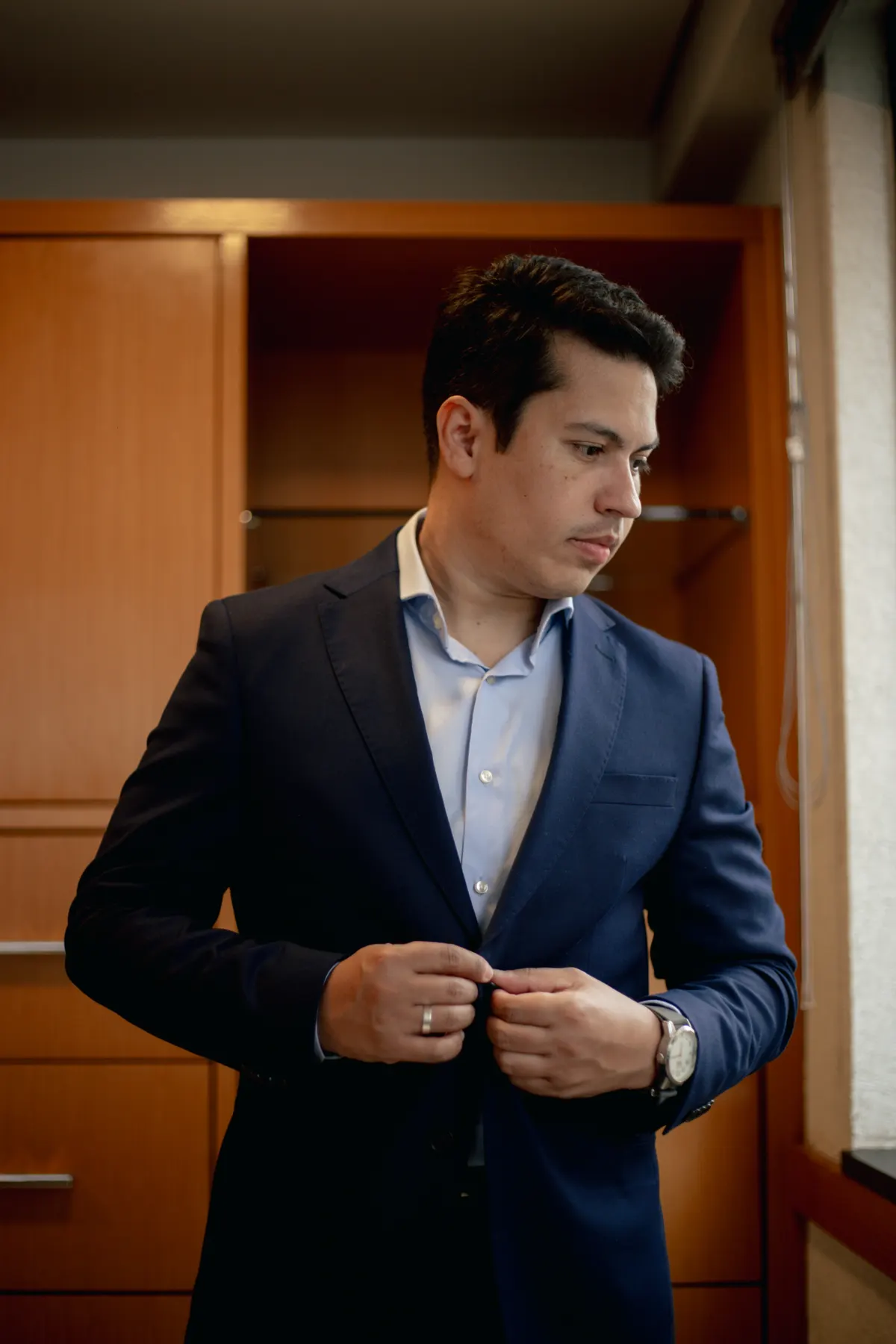 Felipe Borges abotoando o paletó no escritório