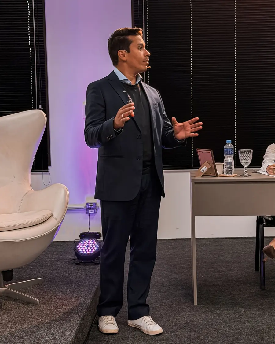 Felipe Borges palestrando sobre tráfego pago em evento da Orion Business